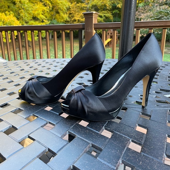 NWOT Size 7.5 WHBM Black Satin Peep toe heels - Picture 9 of 11